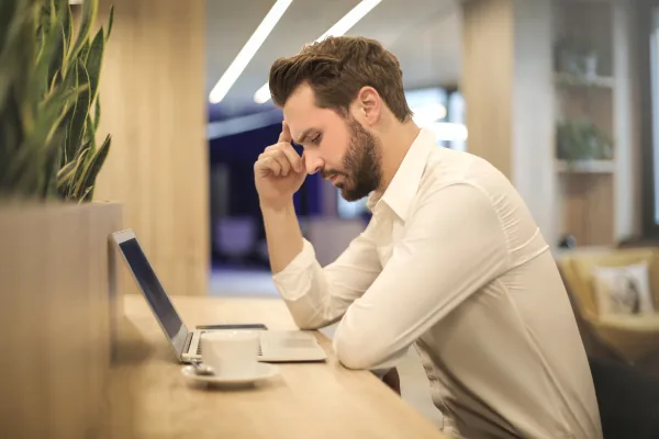 hombre con estres frente a computadora