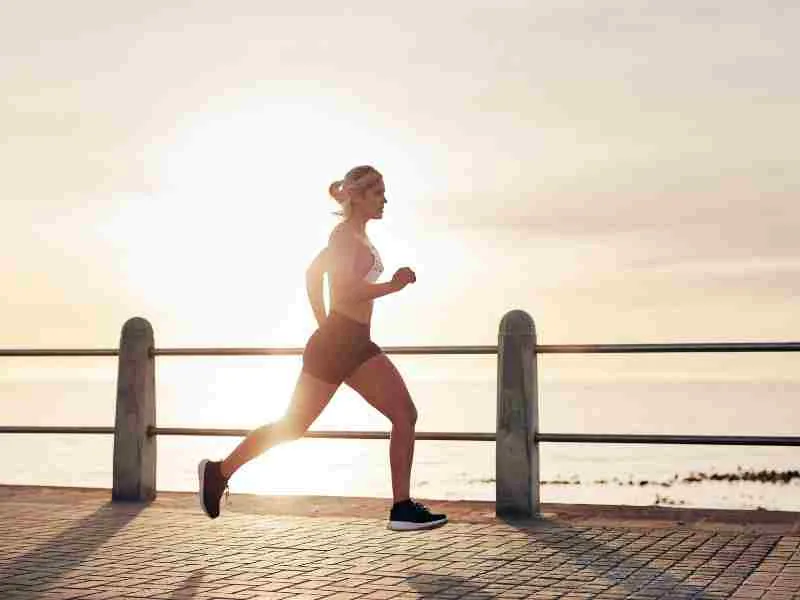 mujer corriendo aire libre
