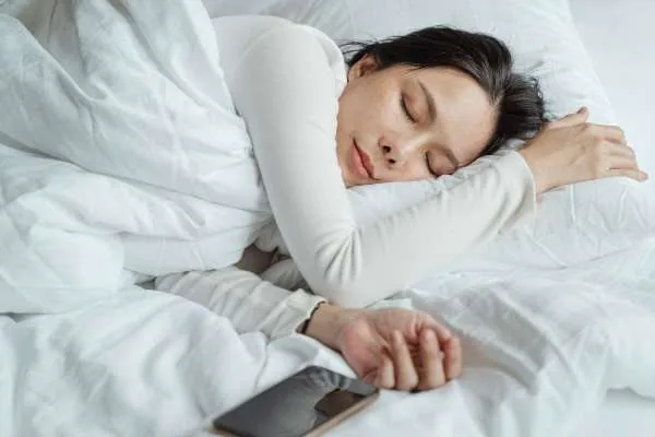 mujer duerme telefono