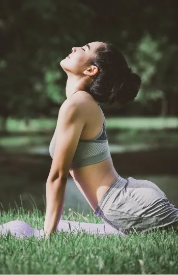 mujer yoga verano