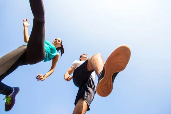 hombre mujer corriendo