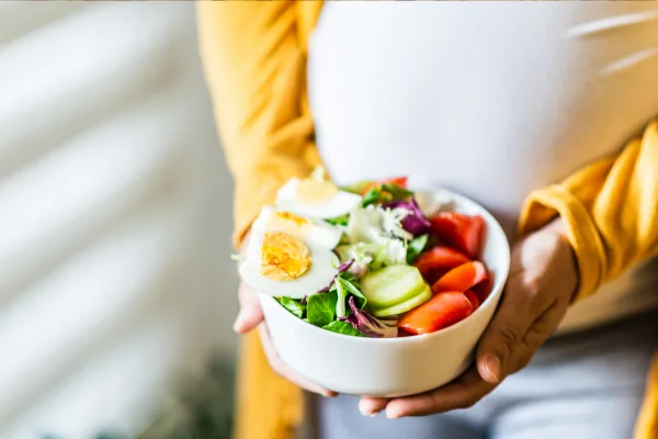Incorporar más frutas y verduras en la dieta es un paso positivo, pero debe hacerse gradualmente para prevenir hinchazón y dolor abdominal
