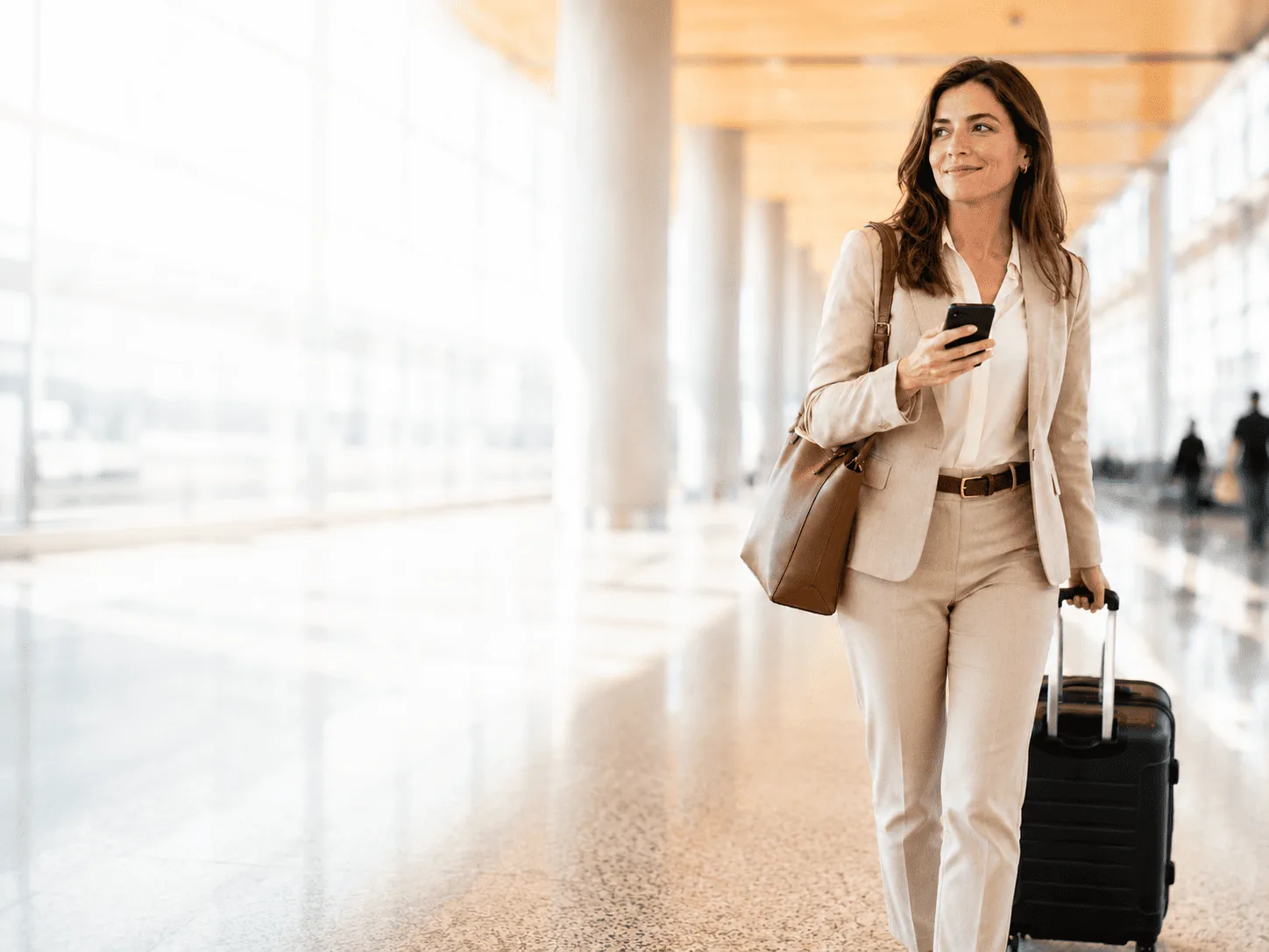 mujer con cobertura access one en aeropuerto 2026 mujer con cobertura access one en aeropuerto